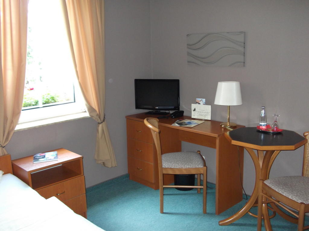 Pension & Cafe Am Kraehenberg Halle  Δωμάτιο φωτογραφία