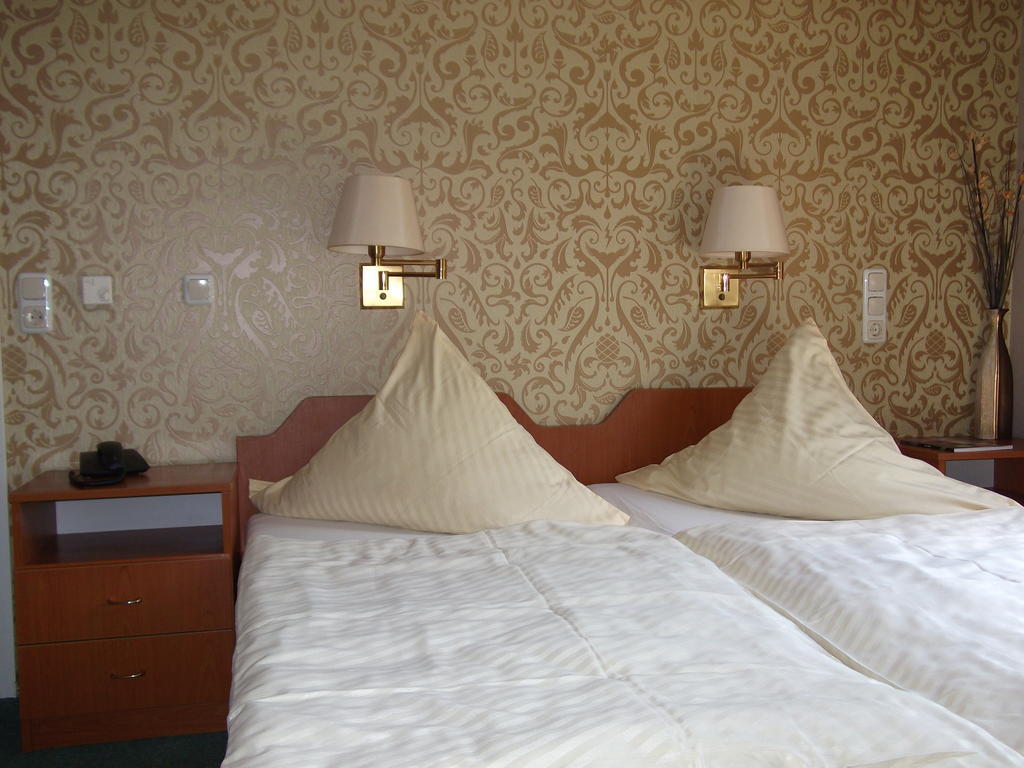 Pension & Cafe Am Kraehenberg Halle  Δωμάτιο φωτογραφία