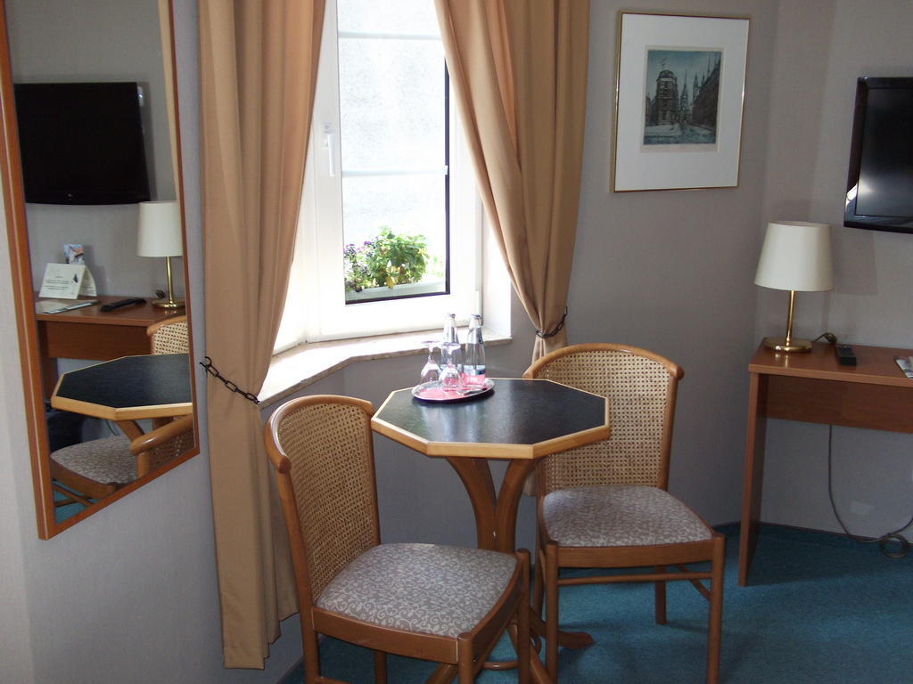 Pension & Cafe Am Kraehenberg Halle  Δωμάτιο φωτογραφία