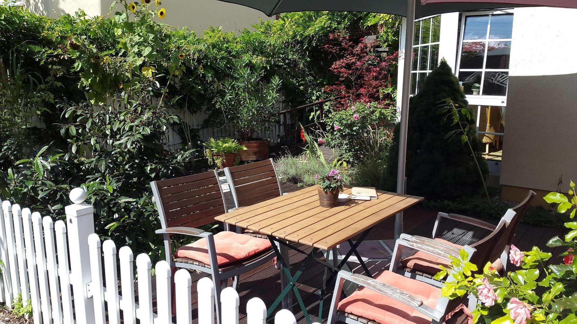 Pension & Cafe Am Kraehenberg Halle  Εξωτερικό φωτογραφία